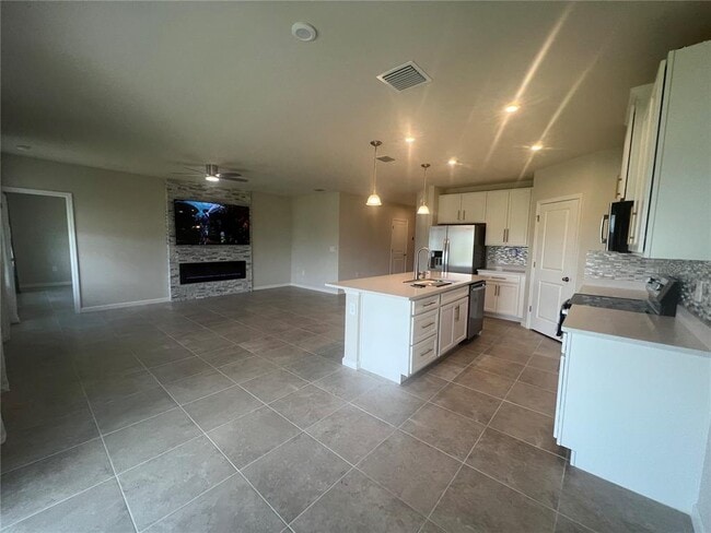Building Photo - 1717 West Palms Drive