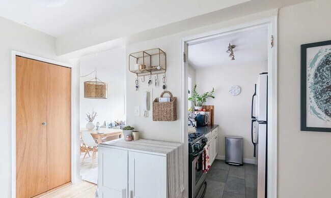 Building Photo - Spacious and sunny top-floor one bedroom one bathroom