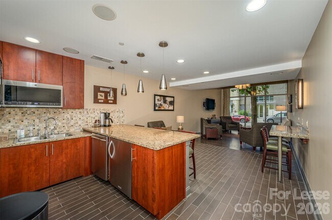 Building Photo - 701 Royal Ct