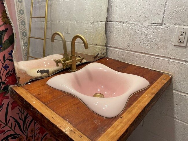 Building Photo - Adorable cottage!