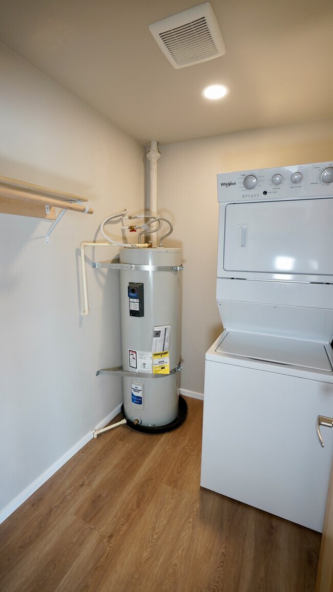 Building Photo - Baker Street Lofts