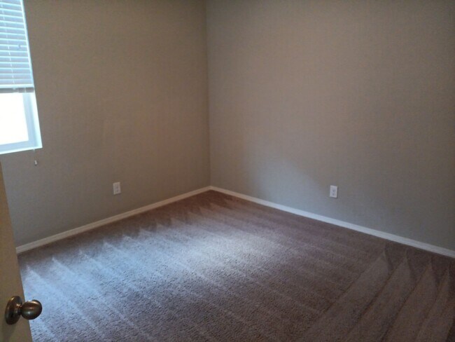 Building Photo - Beautiful 3 Bedroom 2 Bathroom home! Showi...