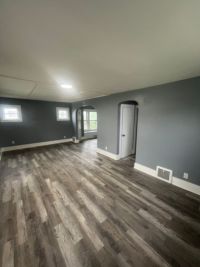 Building Photo - Section 8 Accepted, Charming 4BR 1 BA Home...