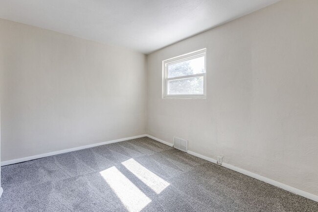 Building Photo - 2749 Oakley Wy