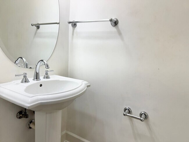 Building Photo - POTOMAC CLUB - TOWNHOUSE CONDO