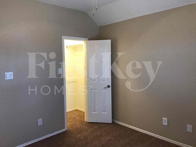 Building Photo - 2132 Montclair Ln
