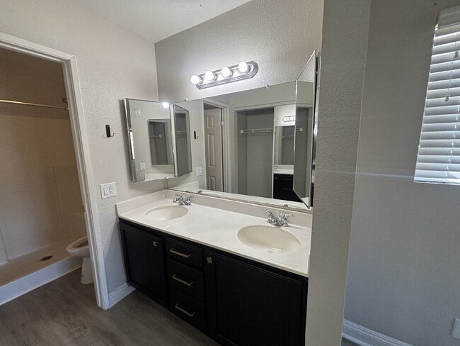 Building Photo - 2 Bed, 2 Bath condo, ground floor unit