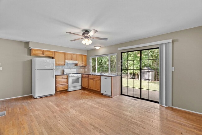 Building Photo - 561 Golfwood Dr