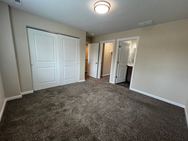 Building Photo - 3-Bed Home with Garage & Fenced Yard in Pr...
