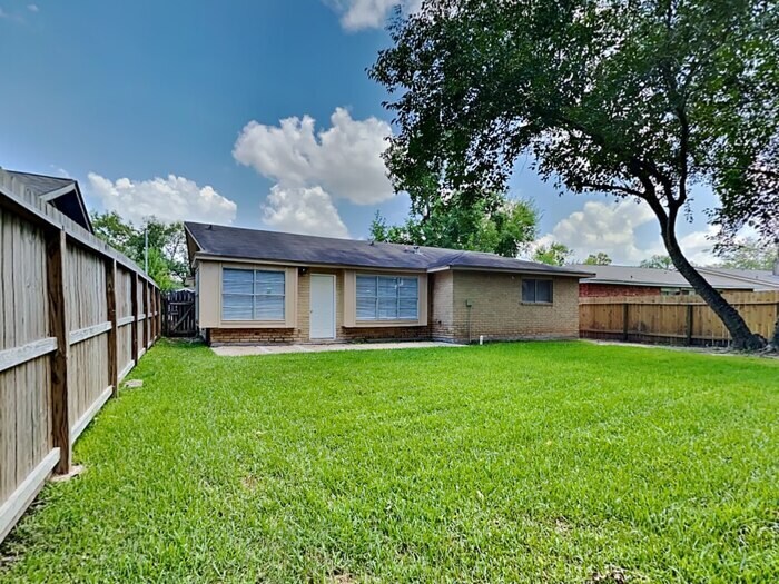 Building Photo - 16910 Barcelona Dr