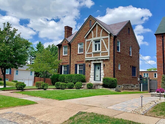 Building Photo - Gorgeous Curb Appeal! 3 Bed 2.5 Bath House in a walkable neighborhood!