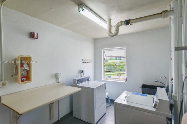 Building Photo - 2851 Leonard Dr