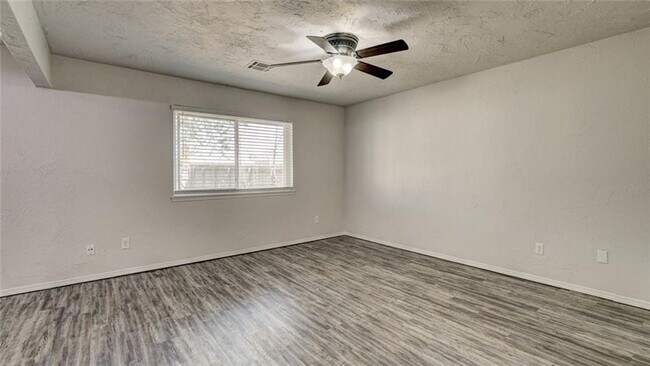 Building Photo - 4 Bed 2 Bath-South Gate Addition of Moore, OK