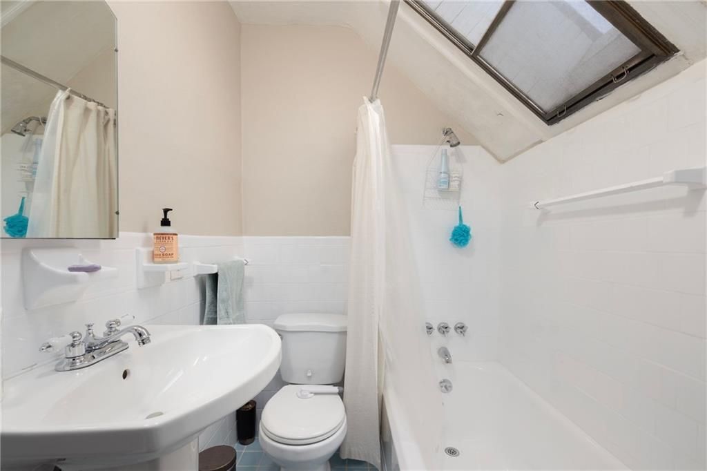 Building Photo - 422 Wayland Ave