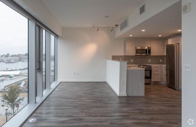 Studio - 471 SF - 1305 Dock Street - old