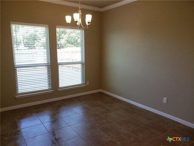 Building Photo - 5906 Blackstone Dr
