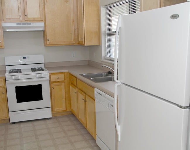 Kitchen - 51 Skytrain Dr