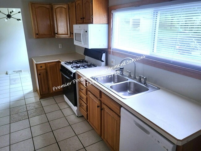 Building Photo - 1205 Crescent Ave