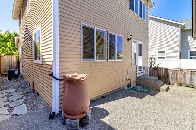 Building Photo - 3 bedroom, 2.5 bath DuPont home featuring AC!