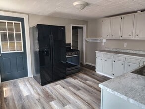 Building Photo - 3 Bdrm Oswego! Charming! Updated!