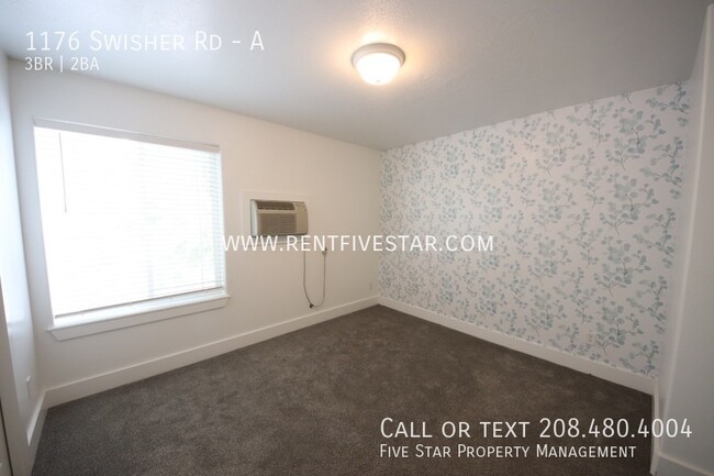 Building Photo - Fall In Love With This 3 Bedroom 1.5 Bathr...