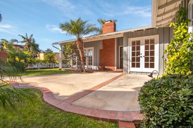 Building Photo - Charming 3 Bed/2 Bath Home in Bird Rock/ La Jolla- 1 Block from the Ocean!