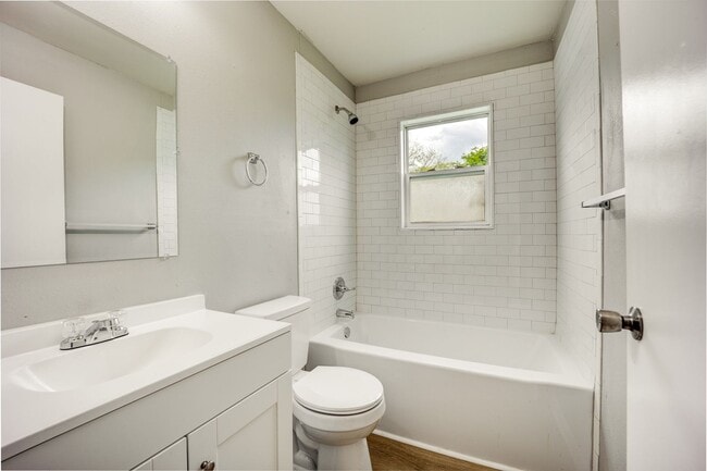 Building Photo - Freshly Updated House