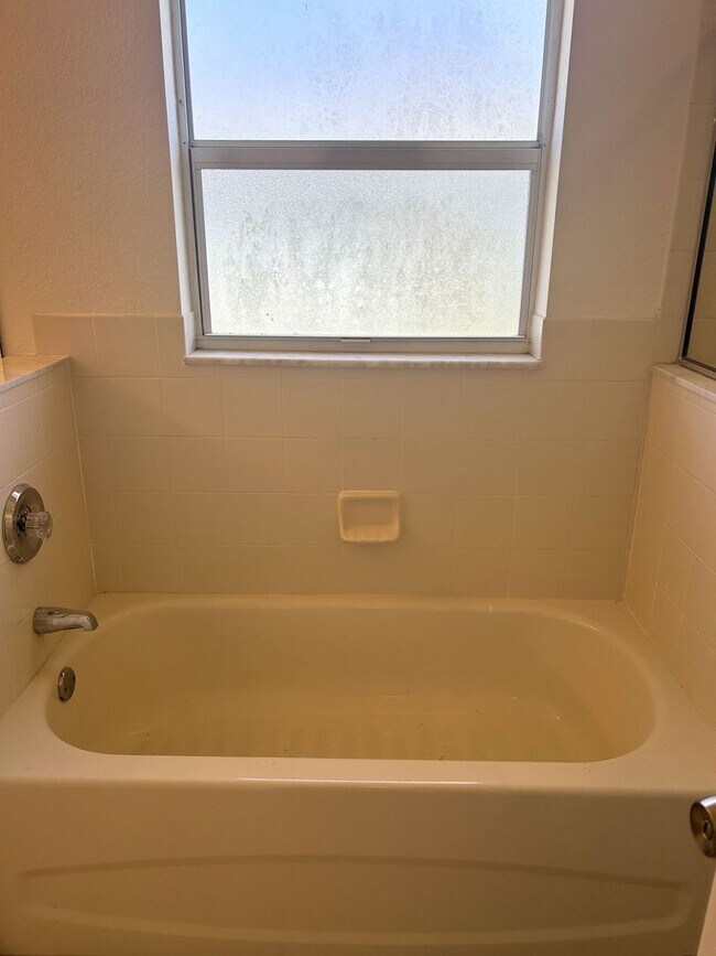 Building Photo - Freshly painted interior and BRAND NEW LVP...