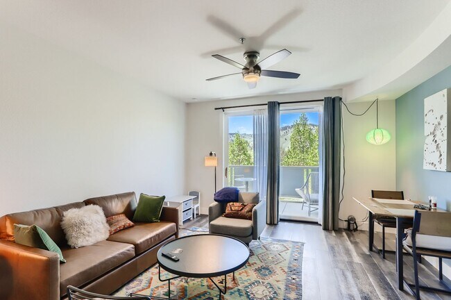 Building Photo - Modern 1 BDR Condo in Holiday Neighborhood