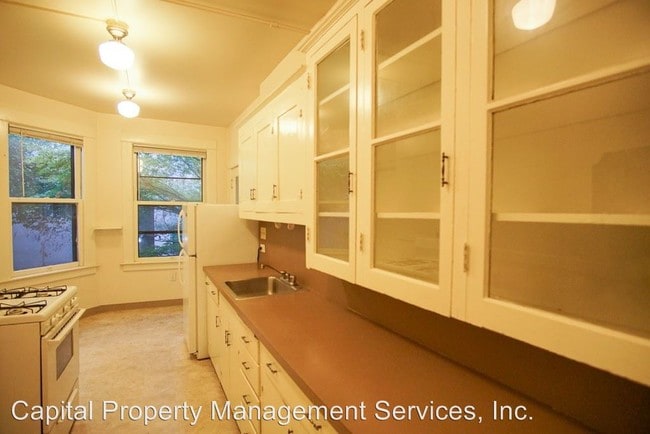 Building Photo - 2167 SW Yamhill St