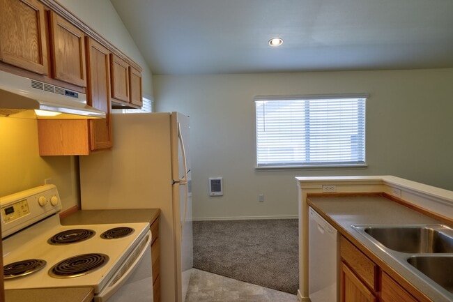 Building Photo - 882 NE Hidden Valley Dr