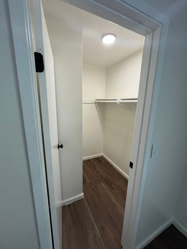 Building Photo - Spacious 2 Bedroom Condo/ Nicely Renovated...