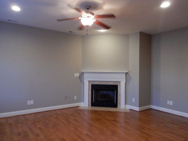 Building Photo - Quality 3 BR Townhome; Convenient to Med C...