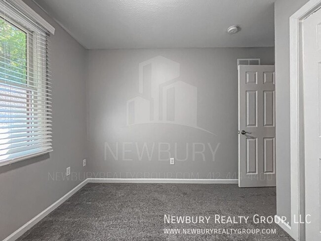 Building Photo - 135 Banksville Pl