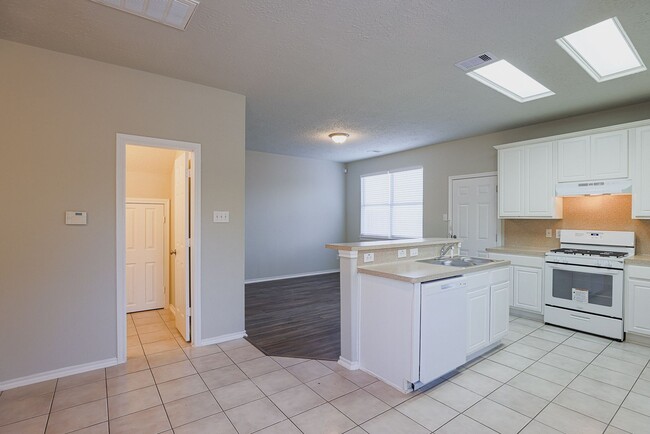 Building Photo - Move in Ready in 77044!