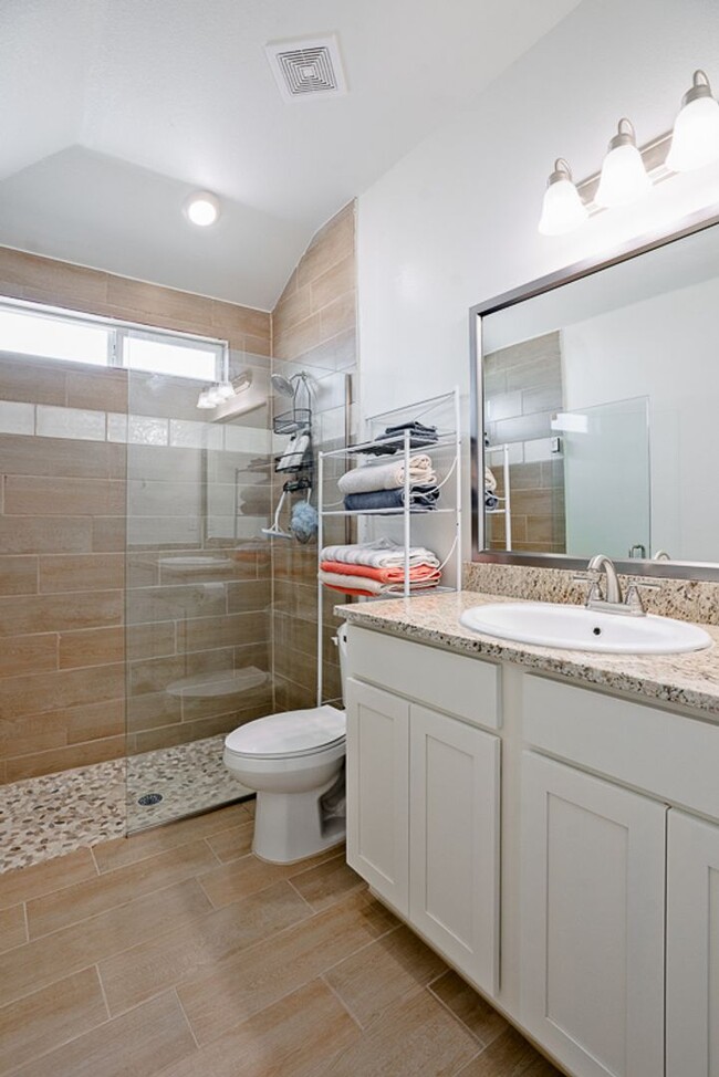 Building Photo - Stunning 3 bedroom, 3 bathroom home locate...