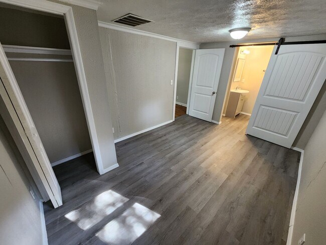 Building Photo - Spacious 3-Bedroom, 2-Bathroom Home AVAILA...
