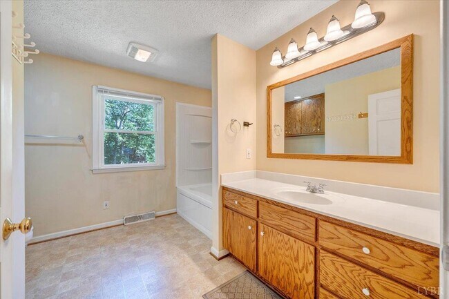 Building Photo - 405 Oakland Cir