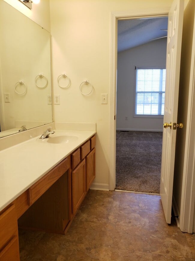 Building Photo - 3 Bedroom home in CreekSide Village