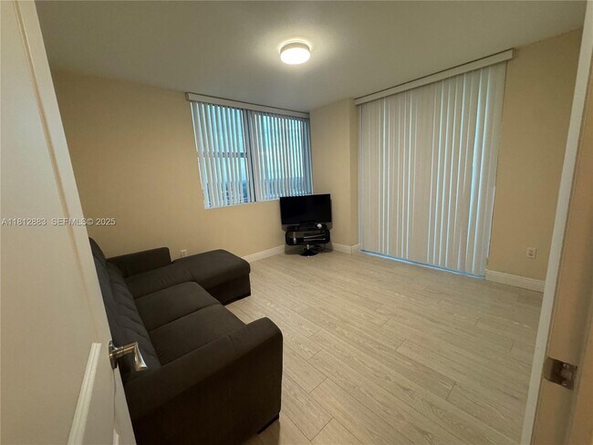 Building Photo - 2641 N Flamingo Rd