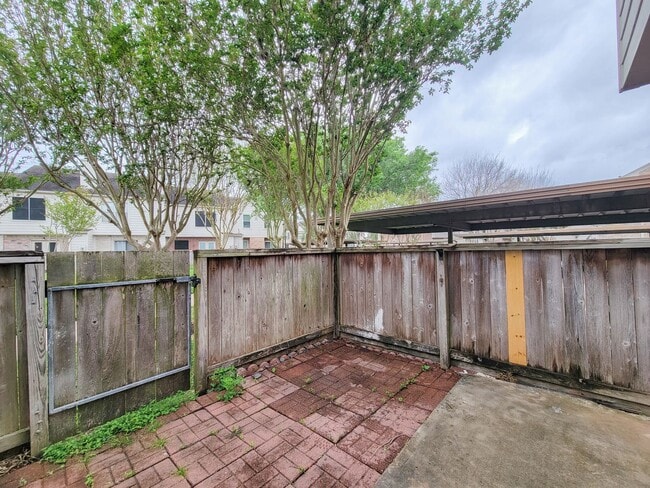Building Photo - Welcome to This Charming Townhome Nestled ...