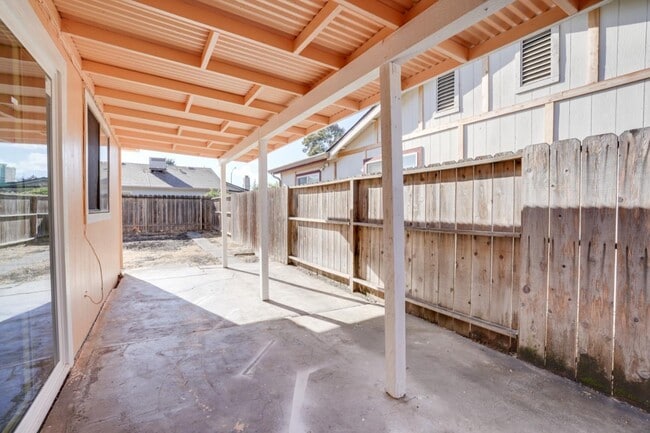 Building Photo - 2524 Pemberton Ct