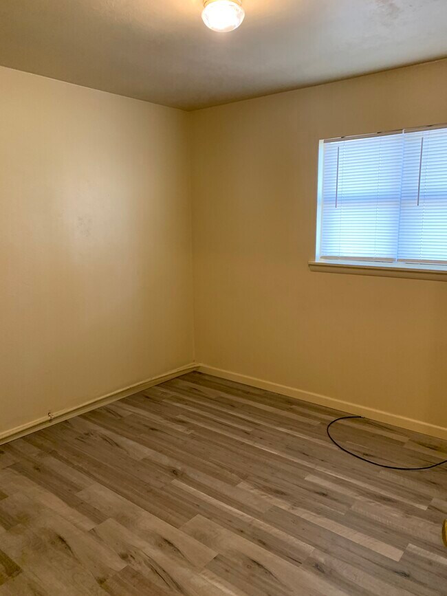 Building Photo - 603 NW Glendale Dr