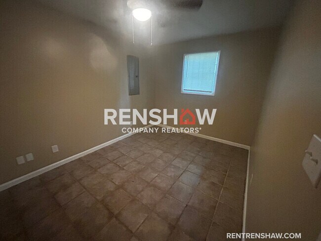 Building Photo - 392 Main St