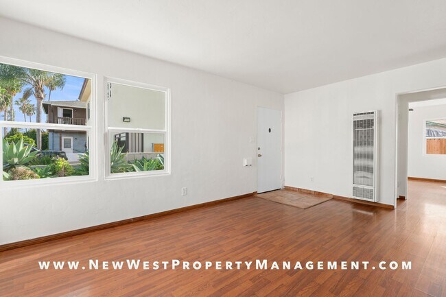 Building Photo - Recently Renovated University Heights 2 Bed 1 Bath with 2 off-street parking spaces! Pet OK!