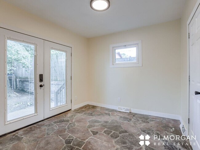 Building Photo - 3 bedroom, 1.5 bathroom House Available Im...