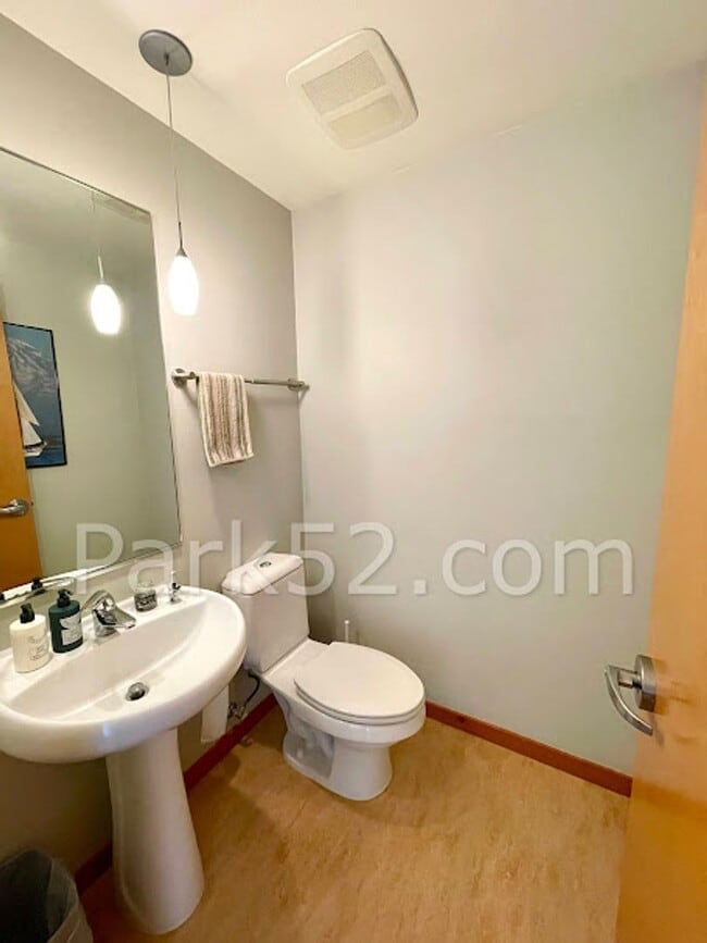 Building Photo - Downtown Tacoma Townhome!
