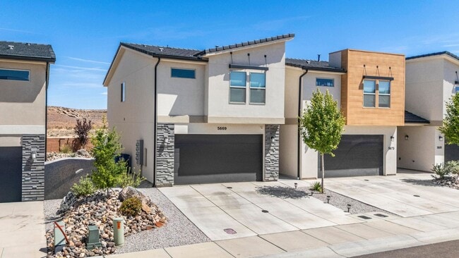 Building Photo - Stunning End-Unit in South Desert Townhomes