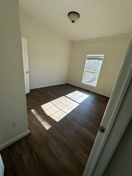 Building Photo - 2290 Ashland Rd