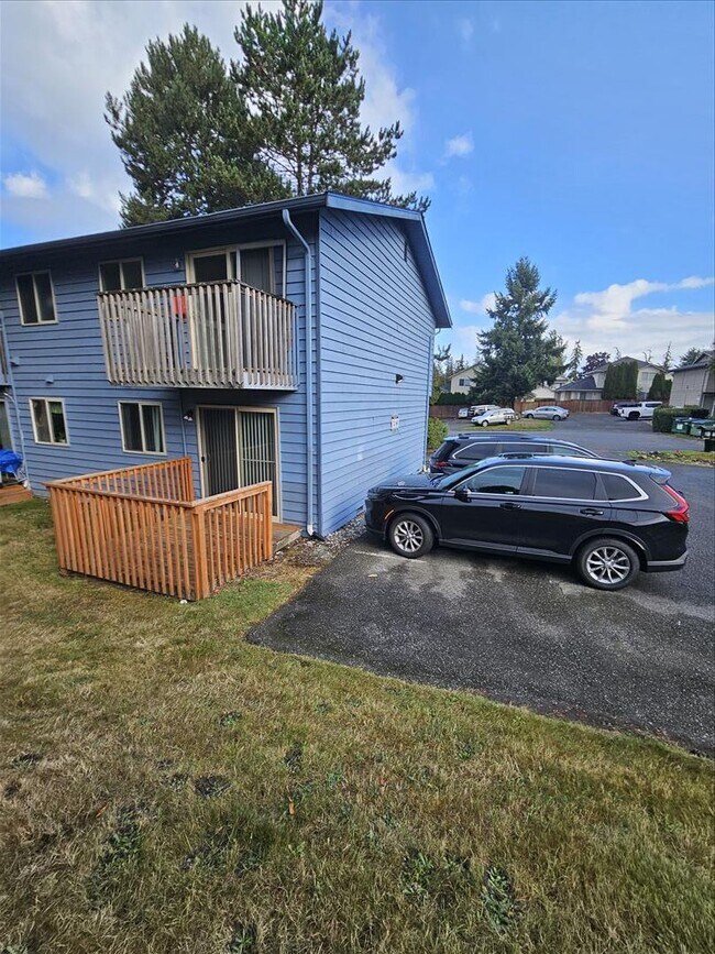 Building Photo - Remodeled 2/1.5 Townhome in a Quiet Fourplex